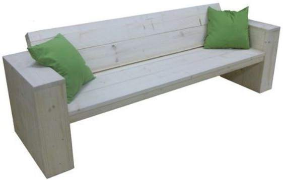 Lounge style wooden bench, made with a free blueprint and instructions.