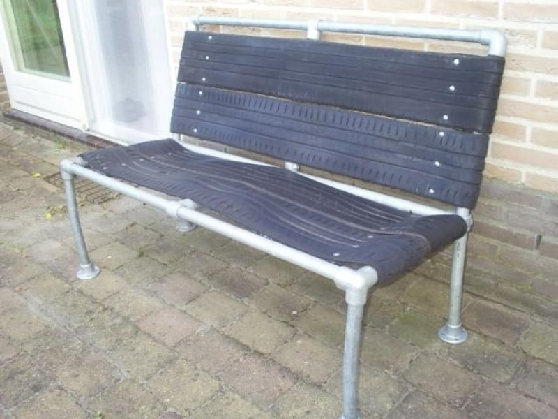 The seat and backrest of this bench were made from old car tires.